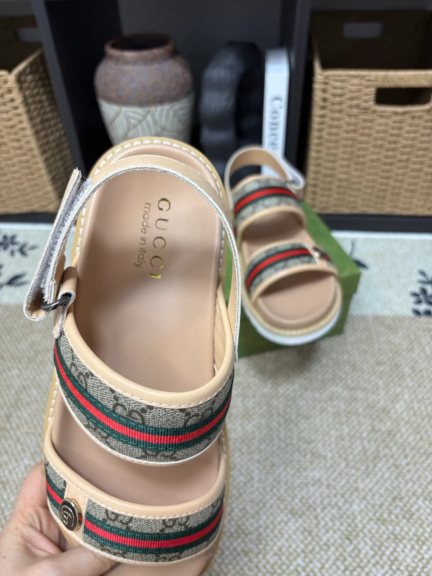 Factory 💰 300 yuan Gucci slippers] high-end men's shoes brand official website 1:1 latest masterpiece: original mold customization, the fabric is made of imported original materials, upgraded outsole, lighter and non-slip. The market's top quality, simple yet tasteful, a must-have for fashionistas, fashionable at your feet, full of confidence, the same style at the counter 👍The season of summer slippers is here. Code: 38-45 (45 customized)